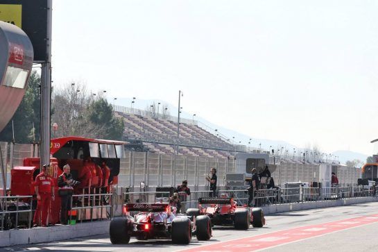 Charles Leclerc (MON) Ferrari SF90 and Antonio Giovinazzi (ITA) Alfa Romeo Racing C38.
26.02.2019. Formula One Testing, Day One, Barcelona, Spain. Tuesday.
- www.xpbimages.com, EMail: requests@xpbimages.com - copy of publication required for printed pictures. Every used picture is fee-liable. © Copyright: Batchelor / XPB Images