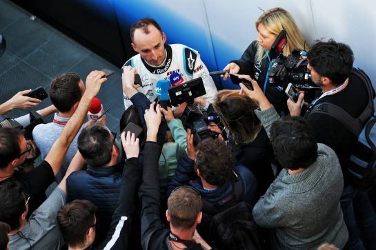 Robert Kubica (POL) Williams Racing with the media.
27.02.2019. Formula One Testing, Day Two, Barcelona, Spain. Wednesday.
- www.xpbimages.com, EMail: requests@xpbimages.com - copy of publication required for printed pictures. Every used picture is fee-liable. © Copyright: Bearne / XPB Images