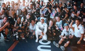 Hamilton pays tribute to F1's snappers