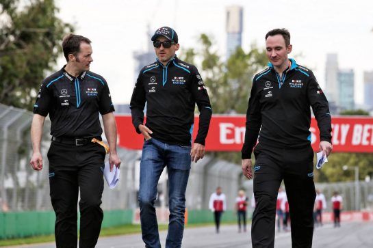 Robert Kubica (POL) Williams Racing walks the circuit with the team.
13.03.2019. Formula 1 World Championship, Rd 1, Australian Grand Prix, Albert Park, Melbourne, Australia, Preparation Day.
- www.xpbimages.com, EMail: requests@xpbimages.com - copy of publication required for printed pictures. Every used picture is fee-liable. © Copyright: Batchelor / XPB Images