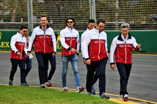 Antonio Giovinazzi (ITA) Alfa Romeo Racing walks the circuit with the team.
13.03.2019. Formula 1 World Championship, Rd 1, Australian Grand Prix, Albert Park, Melbourne, Australia, Preparation Day.
- www.xpbimages.com, EMail: requests@xpbimages.com - copy of publication required for printed pictures. Every used picture is fee-liable. © Copyright: Batchelor / XPB Images