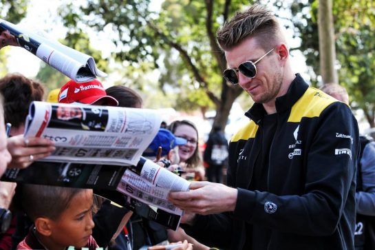 Nico Hulkenberg (GER) Renault F1 Team signs autographs for the fans.
14.03.2019. Formula 1 World Championship, Rd 1, Australian Grand Prix, Albert Park, Melbourne, Australia, Preparation Day.
- www.xpbimages.com, EMail: requests@xpbimages.com - copy of publication required for printed pictures. Every used picture is fee-liable. © Copyright: Moy / XPB Images