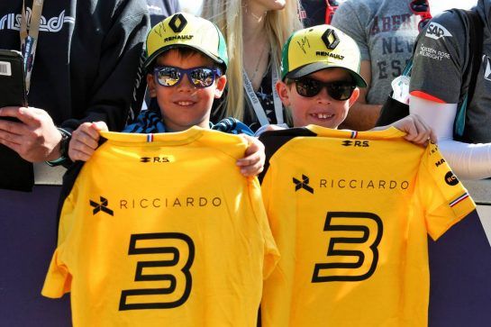 Young Renault F1 Team fans.
14.03.2019. Formula 1 World Championship, Rd 1, Australian Grand Prix, Albert Park, Melbourne, Australia, Preparation Day.
- www.xpbimages.com, EMail: requests@xpbimages.com - copy of publication required for printed pictures. Every used picture is fee-liable. © Copyright: Moy / XPB Images