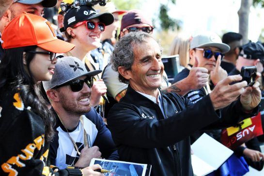 Alain Prost (FRA) Renault F1 Team Special Advisor with fans.
14.03.2019. Formula 1 World Championship, Rd 1, Australian Grand Prix, Albert Park, Melbourne, Australia, Preparation Day.
- www.xpbimages.com, EMail: requests@xpbimages.com - copy of publication required for printed pictures. Every used picture is fee-liable. © Copyright: Moy / XPB Images