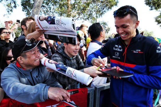 Alexander Albon (THA) Scuderia Toro Rosso signs autographs for the fans.
14.03.2019. Formula 1 World Championship, Rd 1, Australian Grand Prix, Albert Park, Melbourne, Australia, Preparation Day.
- www.xpbimages.com, EMail: requests@xpbimages.com - copy of publication required for printed pictures. Every used picture is fee-liable. © Copyright: Moy / XPB Images