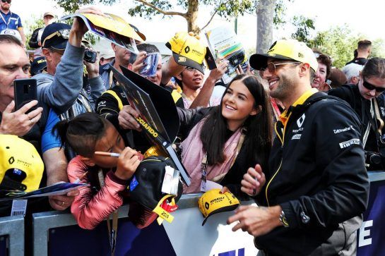 Daniel Ricciardo (AUS) Renault F1 Team with fans.
14.03.2019. Formula 1 World Championship, Rd 1, Australian Grand Prix, Albert Park, Melbourne, Australia, Preparation Day.
- www.xpbimages.com, EMail: requests@xpbimages.com - copy of publication required for printed pictures. Every used picture is fee-liable. © Copyright: Moy / XPB Images