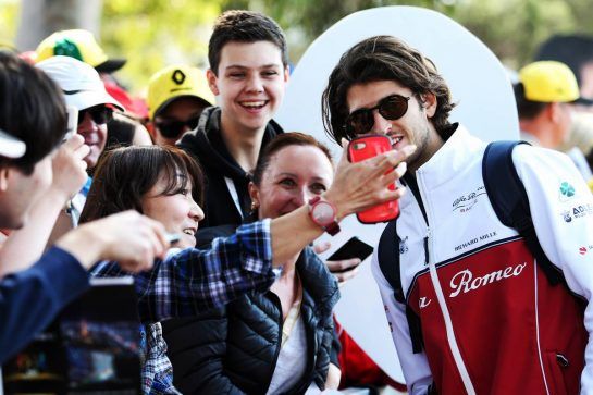 Antonio Giovinazzi (ITA) Alfa Romeo Racing with fans.
16.03.2019. Formula 1 World Championship, Rd 1, Australian Grand Prix, Albert Park, Melbourne, Australia, Qualifying Day.
- www.xpbimages.com, EMail: requests@xpbimages.com - copy of publication required for printed pictures. Every used picture is fee-liable. © Copyright: Moy / XPB Images