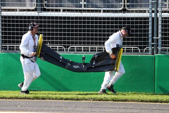 Marshals remove the broken front wing of Daniel Ricciardo (AUS) Renault F1 Team RS19 at the start of the race.
17.03.2019. Formula 1 World Championship, Rd 1, Australian Grand Prix, Albert Park, Melbourne, Australia, Race Day.
- www.xpbimages.com, EMail: requests@xpbimages.com - copy of publication required for printed pictures. Every used picture is fee-liable. © Copyright: Photo4 / XPB Images