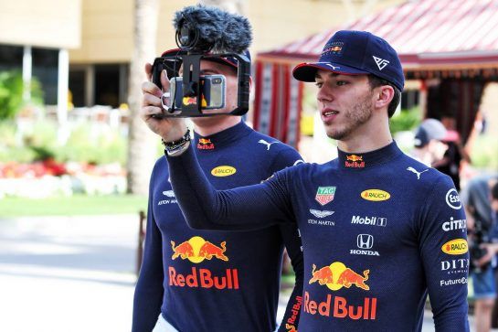 Pierre Gasly (FRA) Red Bull Racing and Max Verstappen (NLD) Red Bull Racing.
28.03.2019. Formula 1 World Championship, Rd 2, Bahrain Grand Prix, Sakhir, Bahrain, Preparation Day.
- www.xpbimages.com, EMail: requests@xpbimages.com - copy of publication required for printed pictures. Every used picture is fee-liable. © Copyright: Moy / XPB Images
