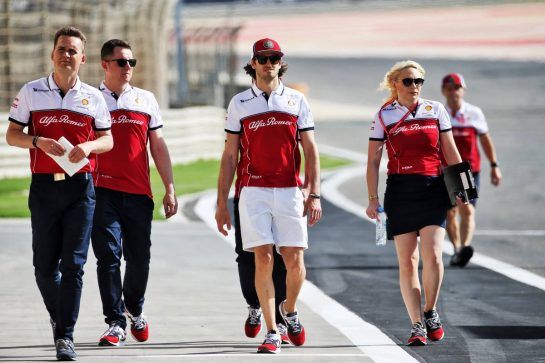 Antonio Giovinazzi (ITA) Alfa Romeo Racing walks the circuit with the team.
28.03.2019. Formula 1 World Championship, Rd 2, Bahrain Grand Prix, Sakhir, Bahrain, Preparation Day.
- www.xpbimages.com, EMail: requests@xpbimages.com - copy of publication required for printed pictures. Every used picture is fee-liable. © Copyright: Batchelor / XPB Images