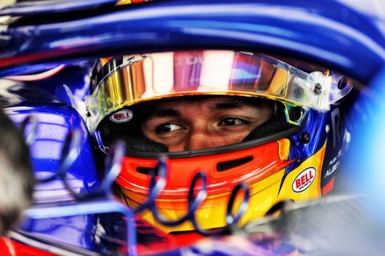 Alexander Albon (THA) Scuderia Toro Rosso STR14.
30.03.2019. Formula 1 World Championship, Rd 2, Bahrain Grand Prix, Sakhir, Bahrain, Qualifying Day.
- www.xpbimages.com, EMail: requests@xpbimages.com - copy of publication required for printed pictures. Every used picture is fee-liable. © Copyright: Moy / XPB Images