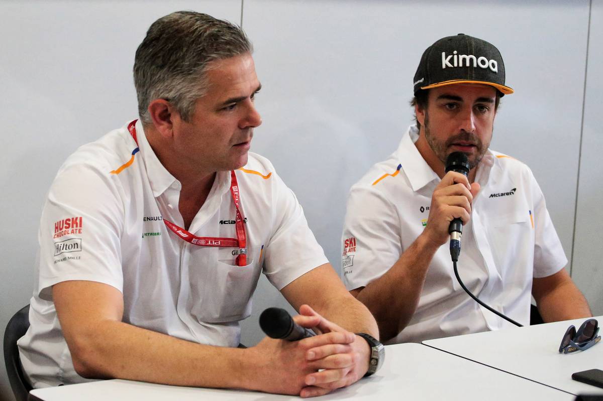 (L to R): Gil de Ferran (BRA) McLaren Sporting Director with Fernando Alonso (ESP) McLaren. 29.03.2019. Formula 1 World Championship, Rd 2, Bahrain Grand Prix, Sakhir, Bahrain, Practice Day - www.xpbimages.com, EMail: requests@xpbimages.com - copy of publication required for printed pictures. Every used picture is fee-liable. © Copyright: Batchelor / XPB Images