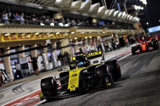 Daniel Ricciardo (AUS) Renault F1 Team RS19.
30.03.2019. Formula 1 World Championship, Rd 2, Bahrain Grand Prix, Sakhir, Bahrain, Qualifying Day.
- www.xpbimages.com, EMail: requests@xpbimages.com - copy of publication required for printed pictures. Every used picture is fee-liable. © Copyright: Batchelor / XPB Images