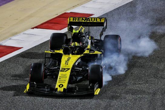 Nico Hulkenberg (GER) Renault F1 Team RS19 locks up under braking.
31.03.2019. Formula 1 World Championship, Rd 2, Bahrain Grand Prix, Sakhir, Bahrain, Race Day.
- www.xpbimages.com, EMail: requests@xpbimages.com - copy of publication required for printed pictures. Every used picture is fee-liable. © Copyright: Moy / XPB Images