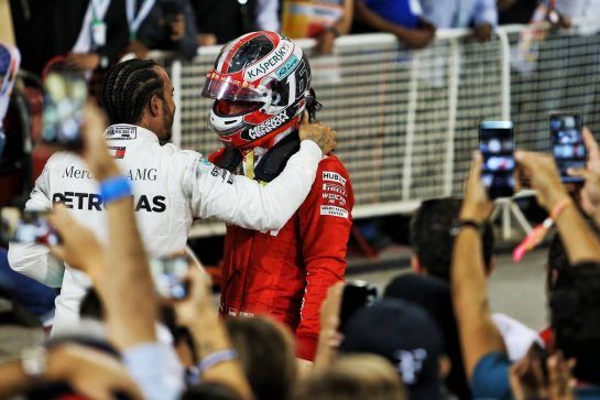 (L to R): Race winner Lewis Hamilton (GBR) Mercedes AMG F1 commiserates with third placed Charles Leclerc (MON) Ferrari in parc ferme.
31.03.2019. Formula 1 World Championship, Rd 2, Bahrain Grand Prix, Sakhir, Bahrain, Race Day.
- www.xpbimages.com, EMail: requests@xpbimages.com - copy of publication required for printed pictures. Every used picture is fee-liable. © Copyright: Moy / XPB Images