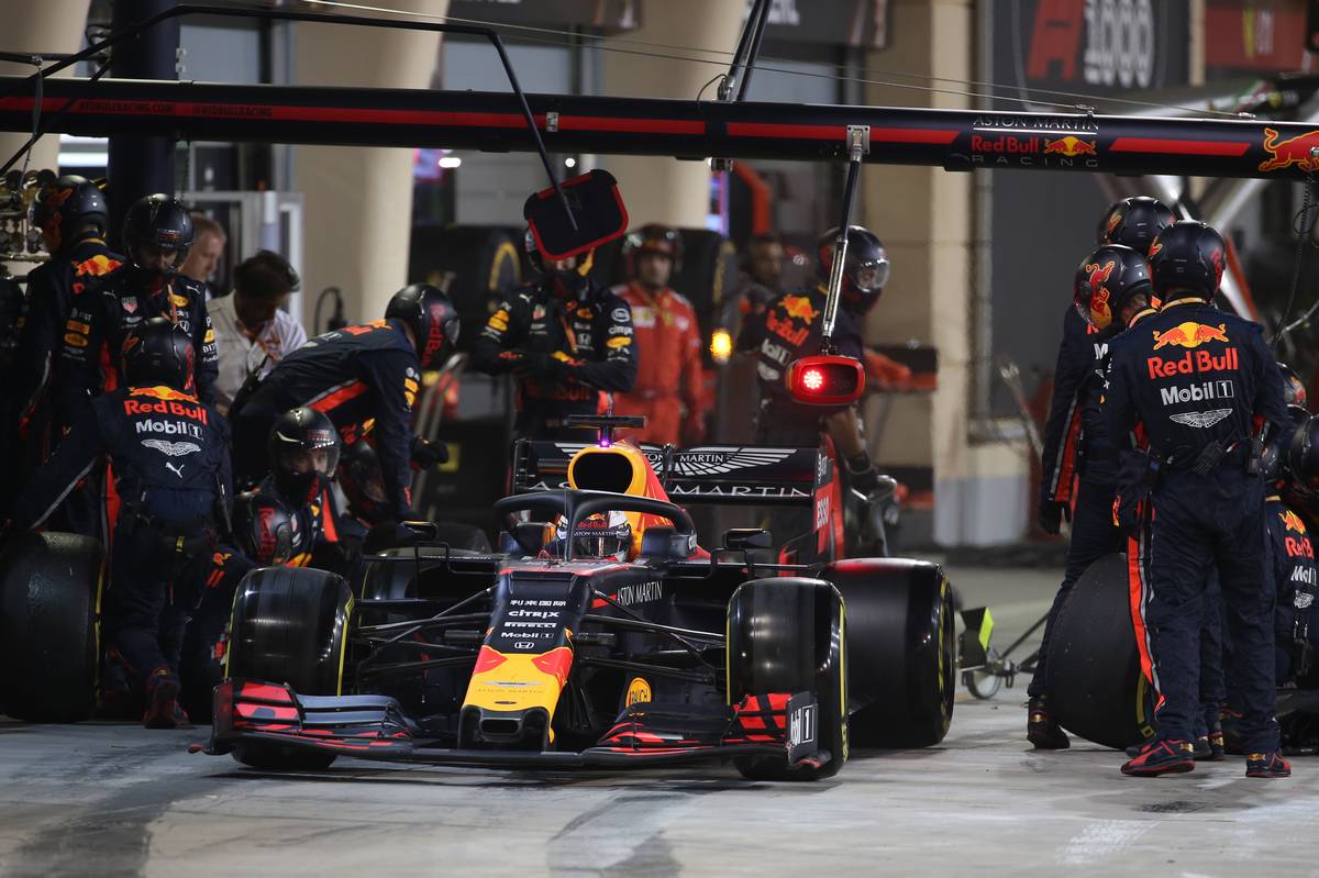 Max Verstappen (NLD) Red Bull Racing RB15 pit stop.