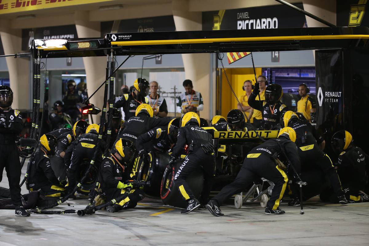 Daniel Ricciardo (AUS) Renault Sport F1 Team RS19 pit stop.