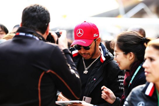 Lewis Hamilton (GBR) Mercedes AMG F1 signs autographs for the fans.
11.04.2019. Formula 1 World Championship, Rd 3, Chinese Grand Prix, Shanghai, China, Preparation Day.
- www.xpbimages.com, EMail: requests@xpbimages.com - copy of publication required for printed pictures. Every used picture is fee-liable. © Copyright: Batchelor / XPB Images
