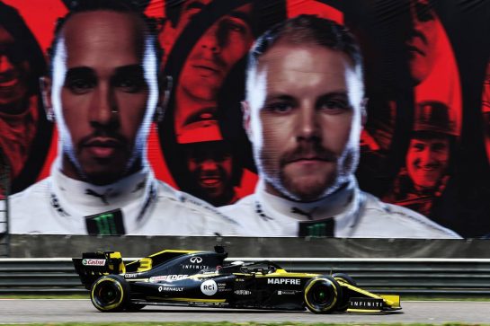 Daniel Ricciardo (AUS) Renault F1 Team RS19.
13.04.2019. Formula 1 World Championship, Rd 3, Chinese Grand Prix, Shanghai, China, Qualifying Day.
- www.xpbimages.com, EMail: requests@xpbimages.com - copy of publication required for printed pictures. Every used picture is fee-liable. © Copyright: Moy / XPB Images