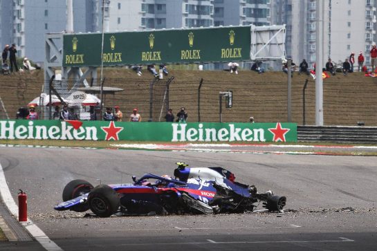 Alexander Albon (THA) Scuderia Toro Rosso STR14 crashed in the third practice session.
13.04.2019. Formula 1 World Championship, Rd 3, Chinese Grand Prix, Shanghai, China, Qualifying Day.
- www.xpbimages.com, EMail: requests@xpbimages.com - copy of publication required for printed pictures. Every used picture is fee-liable. © Copyright: Batchelor / XPB Images