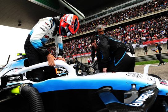 Robert Kubica (POL) Williams Racing FW42 on the grid.
14.04.2019. Formula 1 World Championship, Rd 3, Chinese Grand Prix, Shanghai, China, Race Day.
- www.xpbimages.com, EMail: requests@xpbimages.com - copy of publication required for printed pictures. Every used picture is fee-liable. © Copyright: Bearne / XPB Images