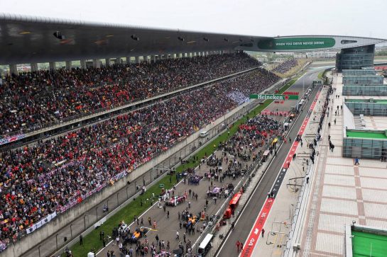 The grid before the start of the race.
14.04.2019. Formula 1 World Championship, Rd 3, Chinese Grand Prix, Shanghai, China, Race Day.
- www.xpbimages.com, EMail: requests@xpbimages.com - copy of publication required for printed pictures. Every used picture is fee-liable. © Copyright: Photo4 / XPB Images