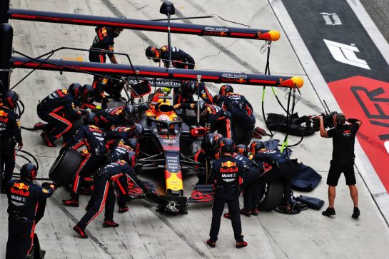 Max Verstappen (NLD) Red Bull Racing RB15 makes a pit stop.
14.04.2019. Formula 1 World Championship, Rd 3, Chinese Grand Prix, Shanghai, China, Race Day.
- www.xpbimages.com, EMail: requests@xpbimages.com - copy of publication required for printed pictures. Every used picture is fee-liable. © Copyright: Bearne / XPB Images