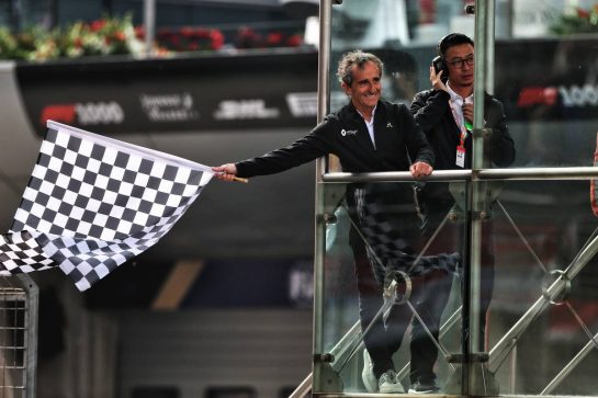 Alain Prost (FRA) Renault F1 Team Special Advisor waves the chequered flag at the end of the race.
14.04.2019. Formula 1 World Championship, Rd 3, Chinese Grand Prix, Shanghai, China, Race Day.
- www.xpbimages.com, EMail: requests@xpbimages.com - copy of publication required for printed pictures. Every used picture is fee-liable. © Copyright: Moy / XPB Images