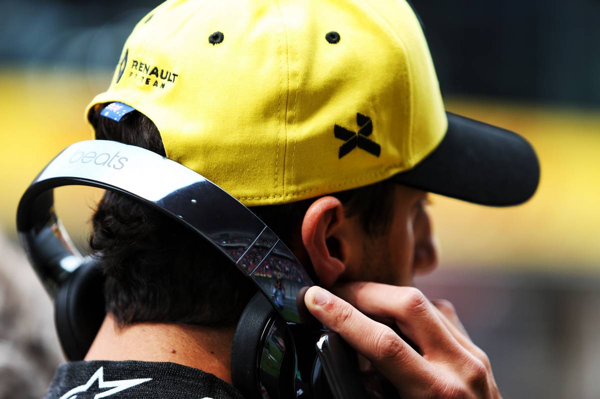 Daniel Ricciardo (AUS) Renault F1 Team on the grid.