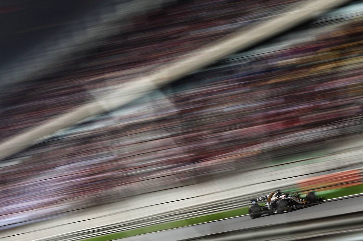 Romain Grosjean (FRA) Haas F1 Team VF-19.