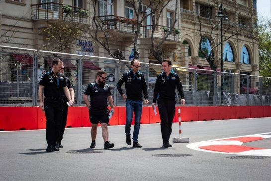 Robert Kubica (POL) Williams Racing walks the circuit with the team.
25.04.2019. Formula 1 World Championship, Rd 4, Azerbaijan Grand Prix, Baku Street Circuit, Azerbaijan, Preparation Day.
- www.xpbimages.com, EMail: requests@xpbimages.com - copy of publication required for printed pictures. Every used picture is fee-liable. © Copyright: Bearne / XPB Images