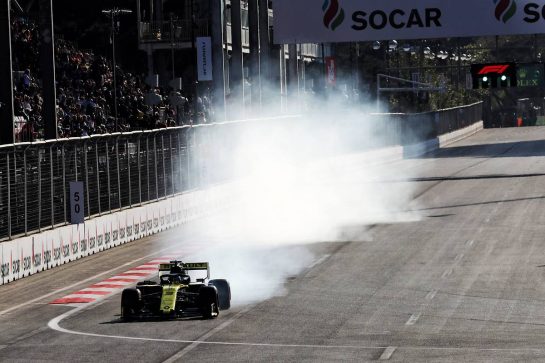 Daniel Ricciardo (AUS) Renault F1 Team RS19 locks up under braking.
26.04.2019. Formula 1 World Championship, Rd 4, Azerbaijan Grand Prix, Baku Street Circuit, Azerbaijan, Practice Day.
- www.xpbimages.com, EMail: requests@xpbimages.com - copy of publication required for printed pictures. Every used picture is fee-liable. © Copyright: Photo4 / XPB Images
