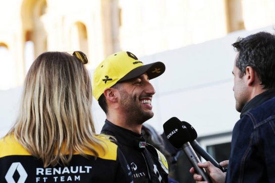 Daniel Ricciardo (AUS) Renault F1 Team with the media.
27.04.2019. Formula 1 World Championship, Rd 4, Azerbaijan Grand Prix, Baku Street Circuit, Azerbaijan, Qualifying Day.
- www.xpbimages.com, EMail: requests@xpbimages.com - copy of publication required for printed pictures. Every used picture is fee-liable. © Copyright: Bearne / XPB Images