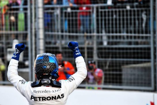 Valtteri Bottas (FIN) Mercedes AMG F1 celebrates his pole position in qualifying parc ferme.
27.04.2019. Formula 1 World Championship, Rd 4, Azerbaijan Grand Prix, Baku Street Circuit, Azerbaijan, Qualifying Day.
- www.xpbimages.com, EMail: requests@xpbimages.com - copy of publication required for printed pictures. Every used picture is fee-liable. © Copyright: Batchelor / XPB Images