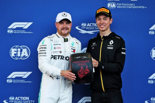 (L to R): Valtteri Bottas (FIN) Mercedes AMG F1 receives the Pirelli Pole Position award from Jack Aitken (GBR) / (KOR) Renault F1 Team Test Driver.
27.04.2019. Formula 1 World Championship, Rd 4, Azerbaijan Grand Prix, Baku Street Circuit, Azerbaijan, Qualifying Day.
- www.xpbimages.com, EMail: requests@xpbimages.com - copy of publication required for printed pictures. Every used picture is fee-liable. © Copyright: Batchelor / XPB Images