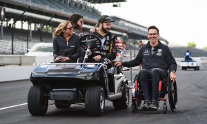 Wickens hangs on to his team mate at Indy!