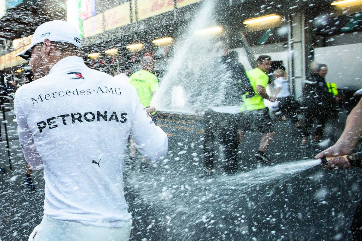 Race winner Valtteri Bottas (FIN) Mercedes AMG F1 celebrates with the team.