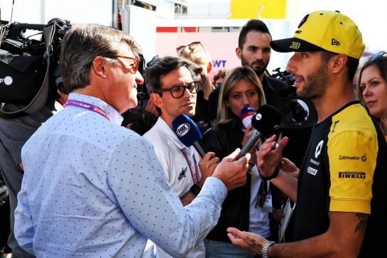 Daniel Ricciardo (AUS) Renault F1 Team with the media.
09.05.2019. Formula 1 World Championship, Rd 5, Spanish Grand Prix, Barcelona, Spain, Preparation Day.
- www.xpbimages.com, EMail: requests@xpbimages.com - copy of publication required for printed pictures. Every used picture is fee-liable. © Copyright: Batchelor / XPB Images