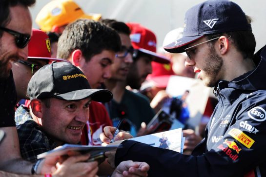 Pierre Gasly (FRA) Red Bull Racing signs autographs for the fans.
09.05.2019. Formula 1 World Championship, Rd 5, Spanish Grand Prix, Barcelona, Spain, Preparation Day.
- www.xpbimages.com, EMail: requests@xpbimages.com - copy of publication required for printed pictures. Every used picture is fee-liable. © Copyright: Bearne / XPB Images