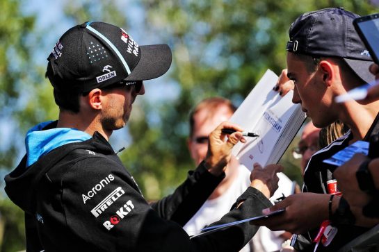 Robert Kubica (POL) Williams Racing signs autographs for the fans.
09.05.2019. Formula 1 World Championship, Rd 5, Spanish Grand Prix, Barcelona, Spain, Preparation Day.
- www.xpbimages.com, EMail: requests@xpbimages.com - copy of publication required for printed pictures. Every used picture is fee-liable. © Copyright: Bearne / XPB Images