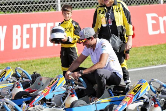 Carlos Sainz Jr (ESP) McLaren with young karters.
09.05.2019. Formula 1 World Championship, Rd 5, Spanish Grand Prix, Barcelona, Spain, Preparation Day.
- www.xpbimages.com, EMail: requests@xpbimages.com - copy of publication required for printed pictures. Every used picture is fee-liable. © Copyright: Bearne / XPB Images
