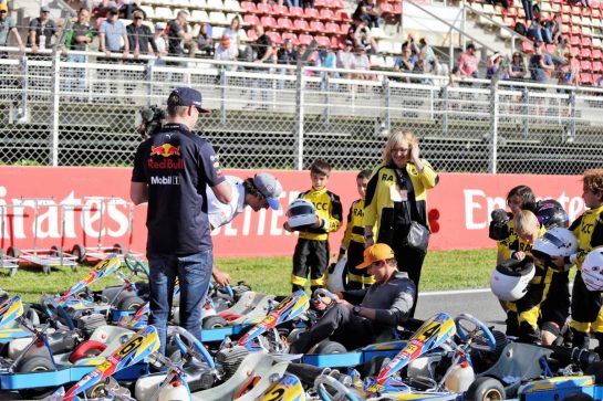 (L to R): Max Verstappen (NLD) Red Bull Racing; Carlos Sainz Jr (ESP) McLaren; and Lando Norris (GBR) McLaren, with young karters.
09.05.2019. Formula 1 World Championship, Rd 5, Spanish Grand Prix, Barcelona, Spain, Preparation Day.
- www.xpbimages.com, EMail: requests@xpbimages.com - copy of publication required for printed pictures. Every used picture is fee-liable. © Copyright: Bearne / XPB Images