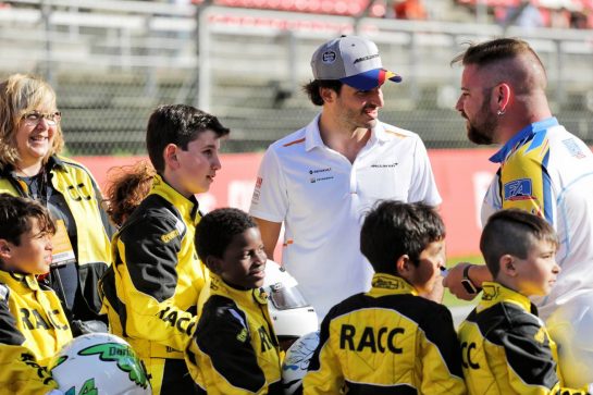 Carlos Sainz Jr (ESP) McLaren with young karters.
09.05.2019. Formula 1 World Championship, Rd 5, Spanish Grand Prix, Barcelona, Spain, Preparation Day.
- www.xpbimages.com, EMail: requests@xpbimages.com - copy of publication required for printed pictures. Every used picture is fee-liable. © Copyright: Bearne / XPB Images