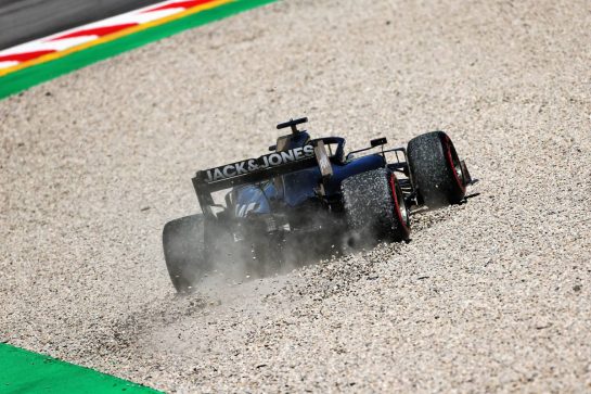 Romain Grosjean (FRA) Haas F1 Team VF-19 runs wide into the gravel trap.
10.05.2019. Formula 1 World Championship, Rd 5, Spanish Grand Prix, Barcelona, Spain, Practice Day.
- www.xpbimages.com, EMail: requests@xpbimages.com - copy of publication required for printed pictures. Every used picture is fee-liable. © Copyright: Moy / XPB Images