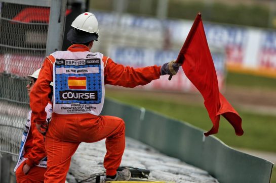 A marshal waves the red flag as the session is stopped.
11.05.2019. Formula 1 World Championship, Rd 5, Spanish Grand Prix, Barcelona, Spain, Qualifying Day.
- www.xpbimages.com, EMail: requests@xpbimages.com - copy of publication required for printed pictures. Every used picture is fee-liable. © Copyright: Moy / XPB Images