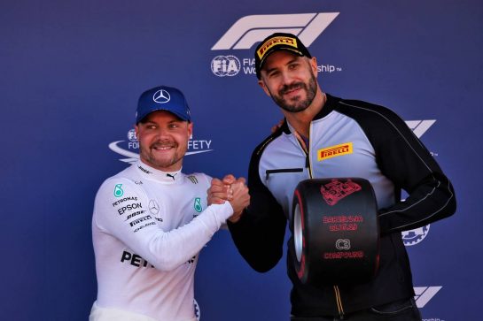 Valtteri Bottas (FIN) Mercedes AMG F1 celebrates the Pirelli Pole Position award with Claudio Castagnoli 'Cesaro' (SUI) WWE Wrestler.
11.05.2019. Formula 1 World Championship, Rd 5, Spanish Grand Prix, Barcelona, Spain, Qualifying Day.
- www.xpbimages.com, EMail: requests@xpbimages.com - copy of publication required for printed pictures. Every used picture is fee-liable. © Copyright: Batchelor / XPB Images