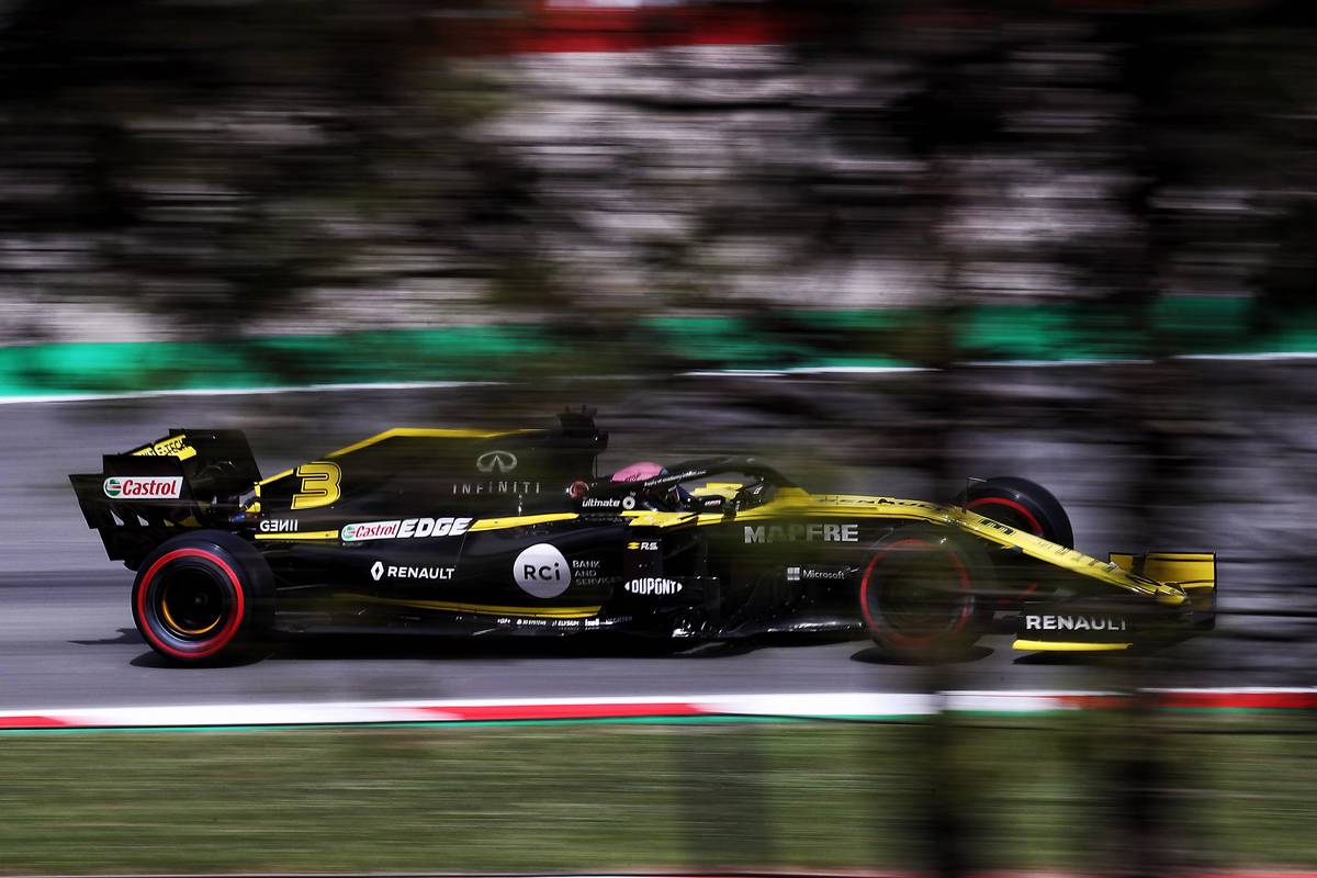 Daniel Ricciardo (AUS) Renault F1 Team RS19.