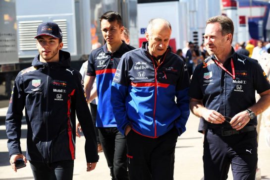 (L to R): Pierre Gasly (FRA) Red Bull Racing; Alexander Albon (THA) Scuderia Toro Rosso; Franz Tost (AUT) Scuderia Toro Rosso Team Principal; and Christian Horner (GBR) Red Bull Racing Team Principal.
12.05.2019. Formula 1 World Championship, Rd 5, Spanish Grand Prix, Barcelona, Spain, Race Day.
- www.xpbimages.com, EMail: requests@xpbimages.com - copy of publication required for printed pictures. Every used picture is fee-liable. © Copyright: Batchelor / XPB Images