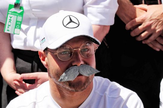 Valtteri Bottas (FIN) Mercedes AMG F1 with the team as they celebrate the last Grand Prix for Dr. Dieter Zetsche (GER) as Daimler AG CEO.
12.05.2019. Formula 1 World Championship, Rd 5, Spanish Grand Prix, Barcelona, Spain, Race Day.
- www.xpbimages.com, EMail: requests@xpbimages.com - copy of publication required for printed pictures. Every used picture is fee-liable. © Copyright: Photo4 / XPB Images