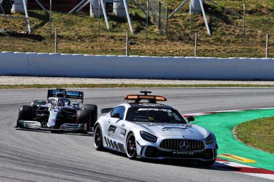 Lewis Hamilton (GBR) Mercedes AMG F1 W10 leads behind the FIA Safety Car.
12.05.2019. Formula 1 World Championship, Rd 5, Spanish Grand Prix, Barcelona, Spain, Race Day.
- www.xpbimages.com, EMail: requests@xpbimages.com - copy of publication required for printed pictures. Every used picture is fee-liable. © Copyright: Moy / XPB Images